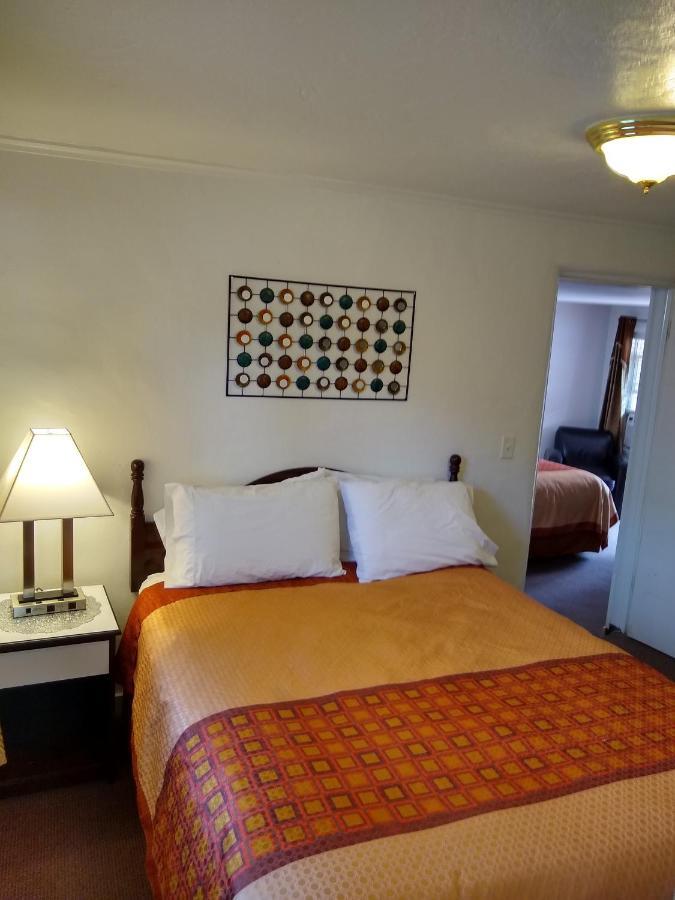 Holiday Motel Bend Εξωτερικό φωτογραφία